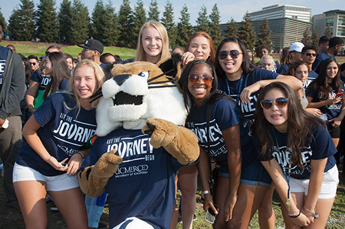 Rufus the mascot with UC Merced students